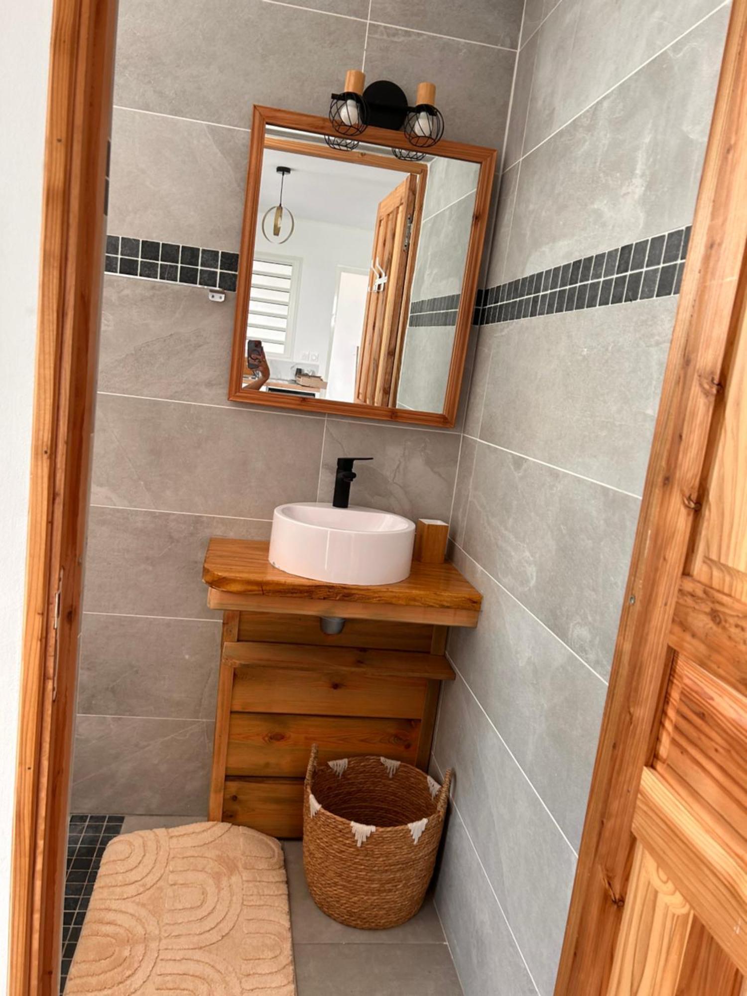 Logement Emeraude Sainte-Rose Luaran gambar