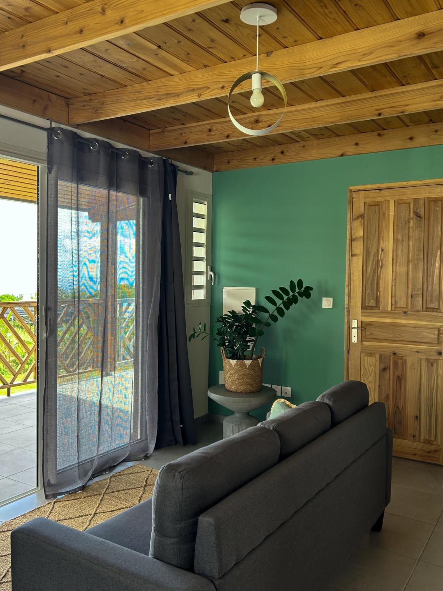 Logement Emeraude Sainte-Rose Luaran gambar
